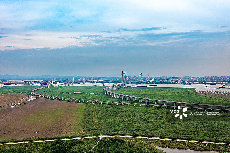 航拍湖南岳阳洞庭湖大桥与船队图片素材