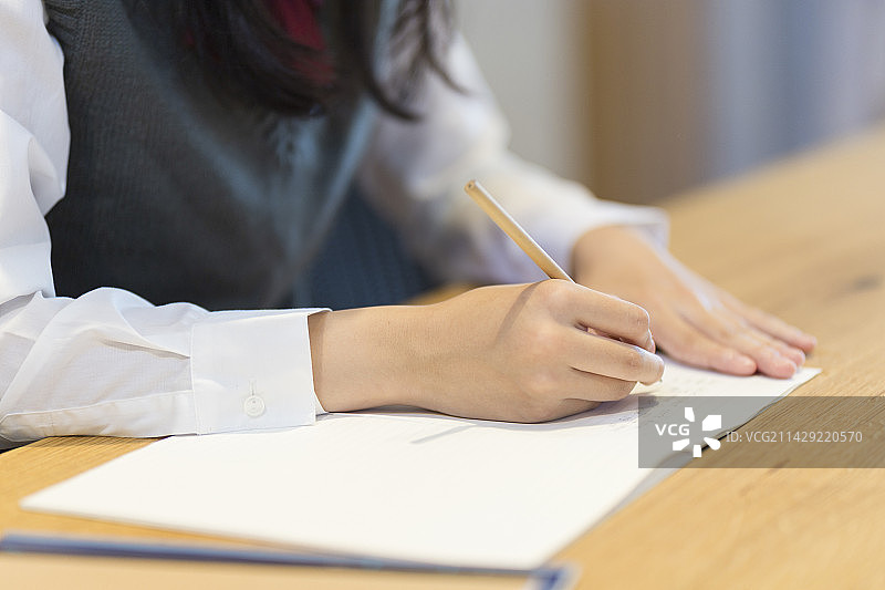 在家学习的高中女生图片素材