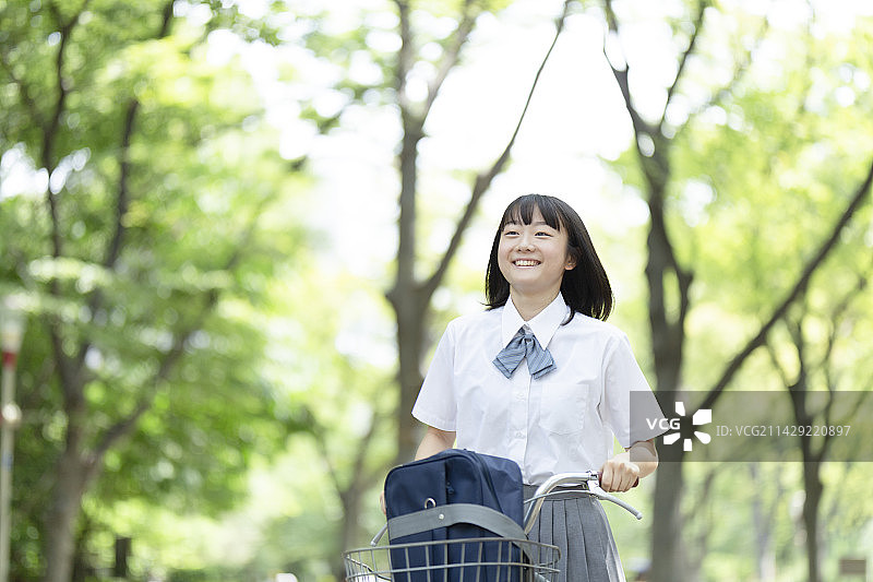 骑自行车的高中女生图片素材