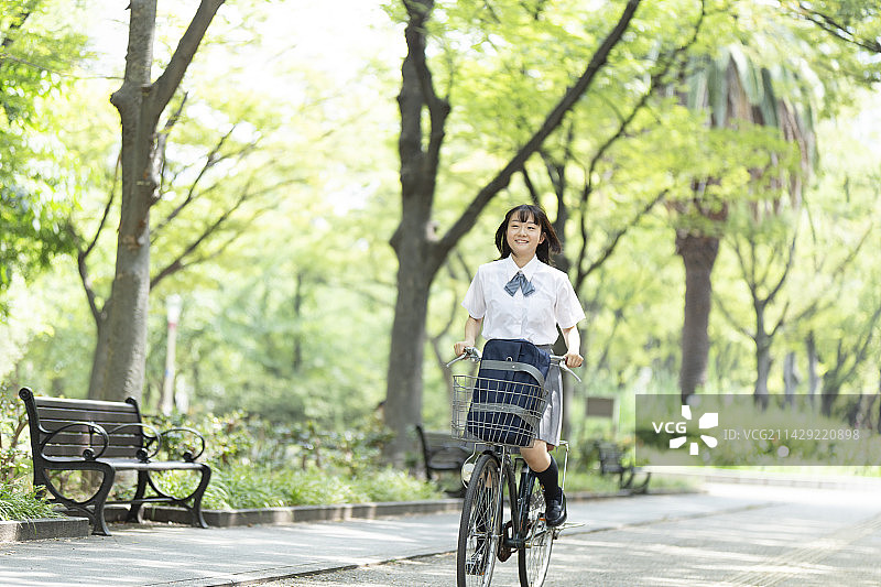 骑自行车的高中女生图片素材