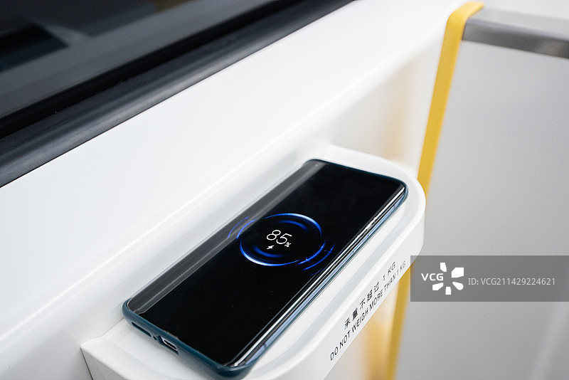 地铁车厢里的无线充电器图片素材