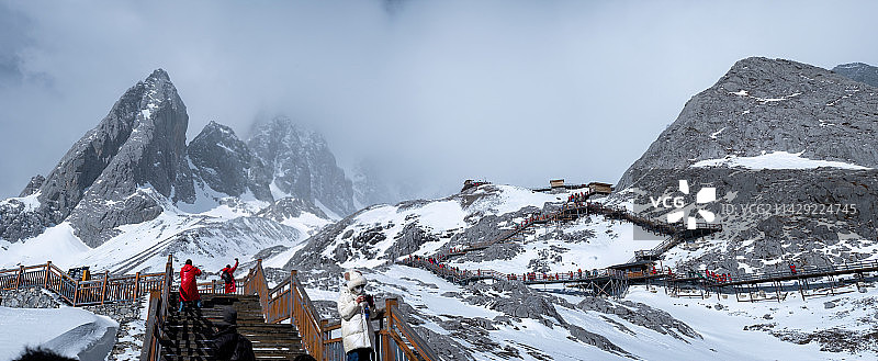 玉龙雪山上游客如织图片素材