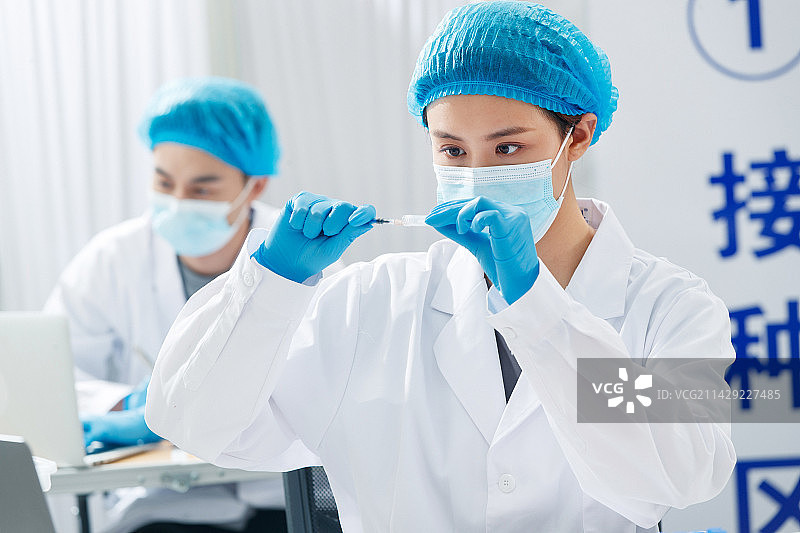 拿着注射器的医生图片素材