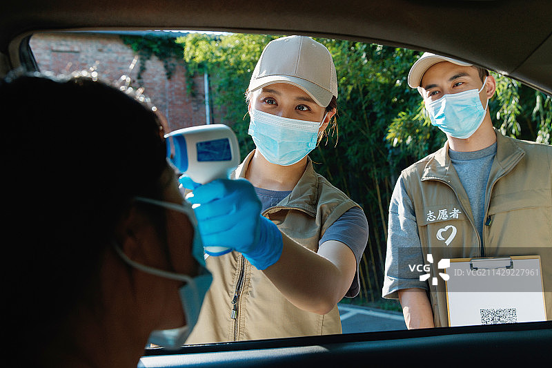 社区志愿者测量体温图片素材