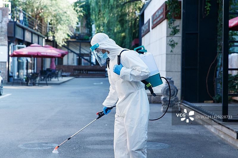 防疫人员用喷雾剂杀菌消毒图片素材