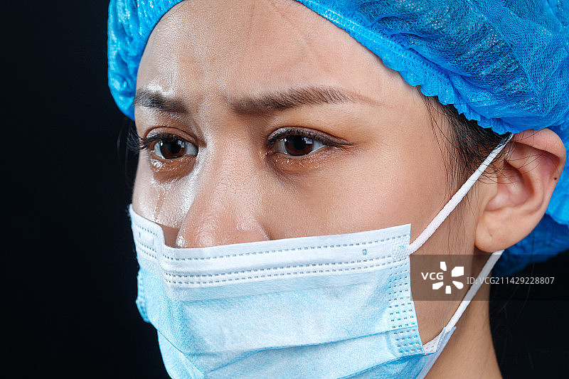 戴口罩的青年女医生图片素材