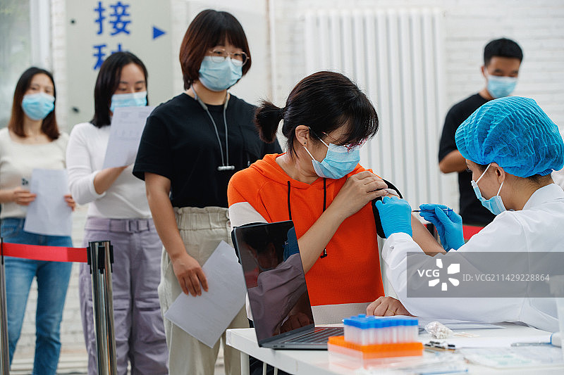 排队接种疫苗图片素材