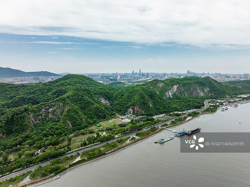 南京长江边的幕府山图片素材