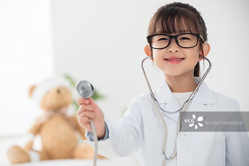 装扮成医生的小女孩图片素材