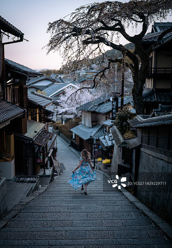 日本京都古街上跑步的女人图片素材