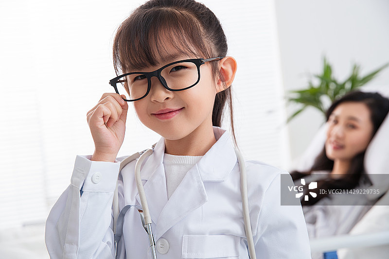 装扮成医生的小女孩图片素材