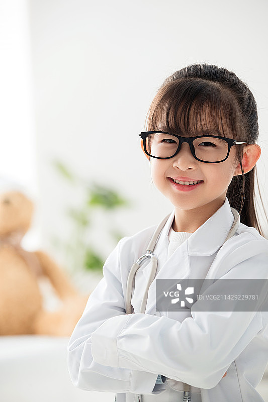 装扮成医生的小女孩图片素材