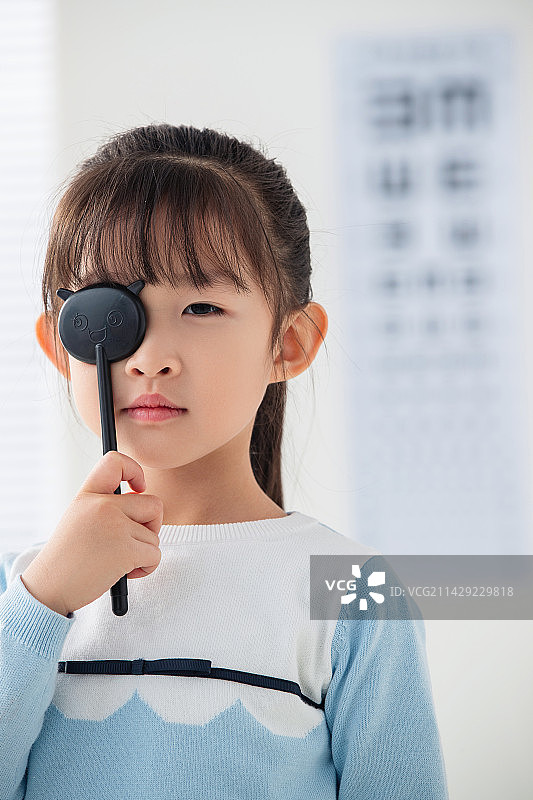 可爱的小女孩测试视力图片素材