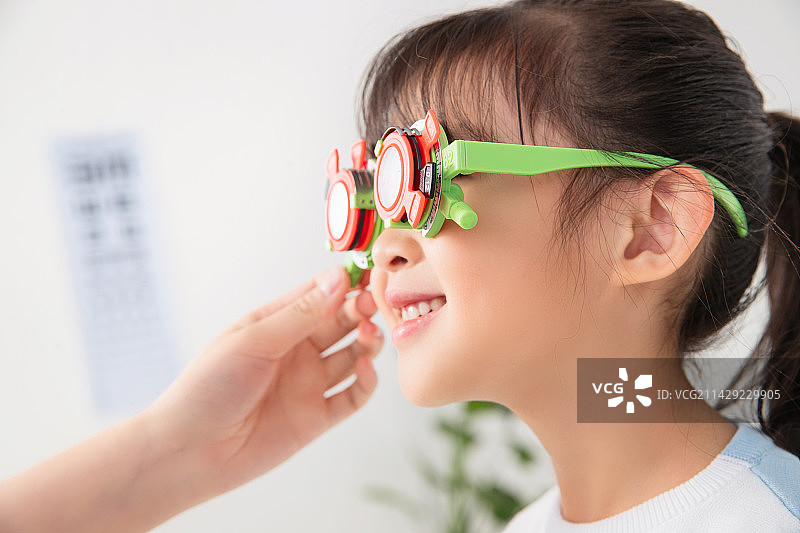 测试视力的小女孩图片素材