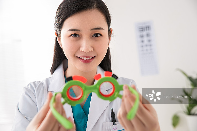 拿着眼镜的女验光师图片素材