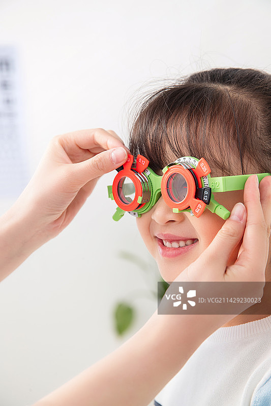 测试视力的小女孩图片素材