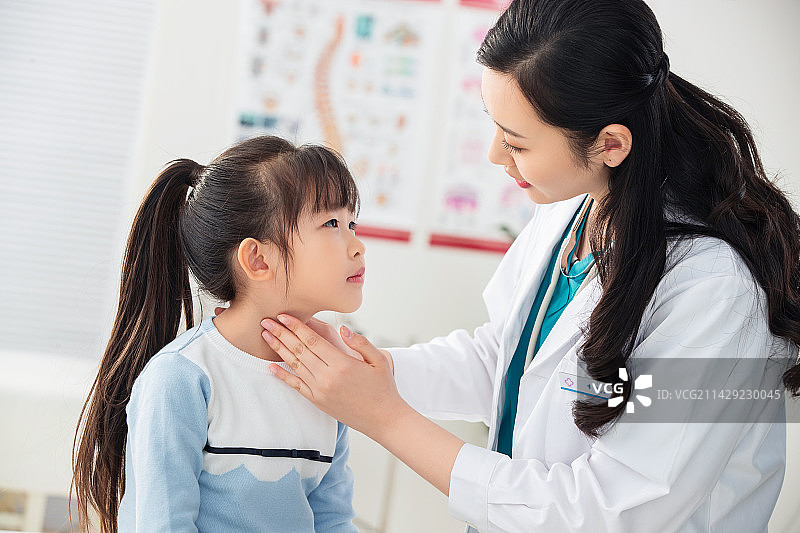 年轻女医生给小女孩检查身体图片素材
