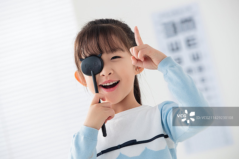 可爱的小女孩测试视力图片素材