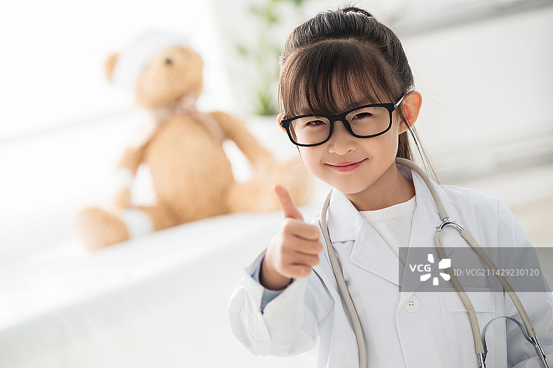 装扮成医生的小女孩图片素材