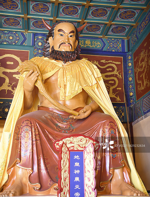 山东济宁邹城市峄山三皇殿地皇神农炎帝塑像图片素材