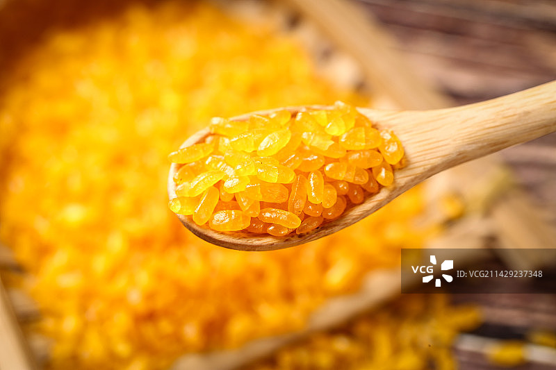 勺子舀着东北黄金米图片素材