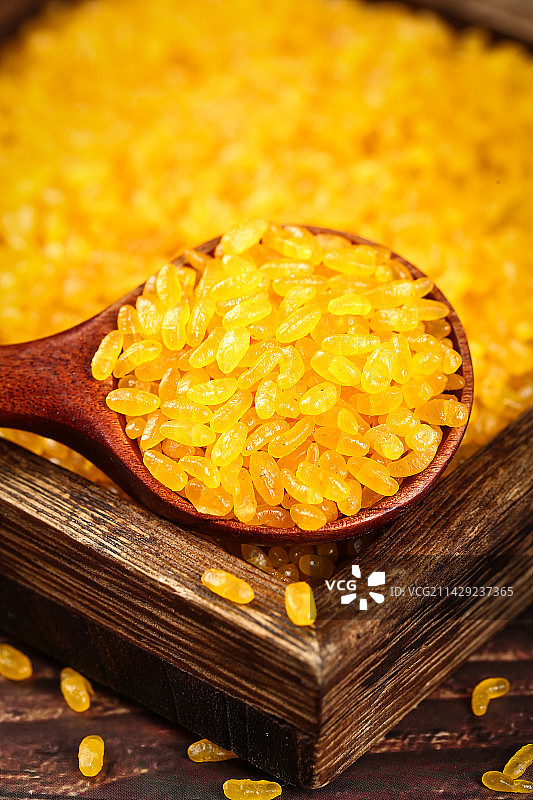勺子舀着东北黄金米图片素材