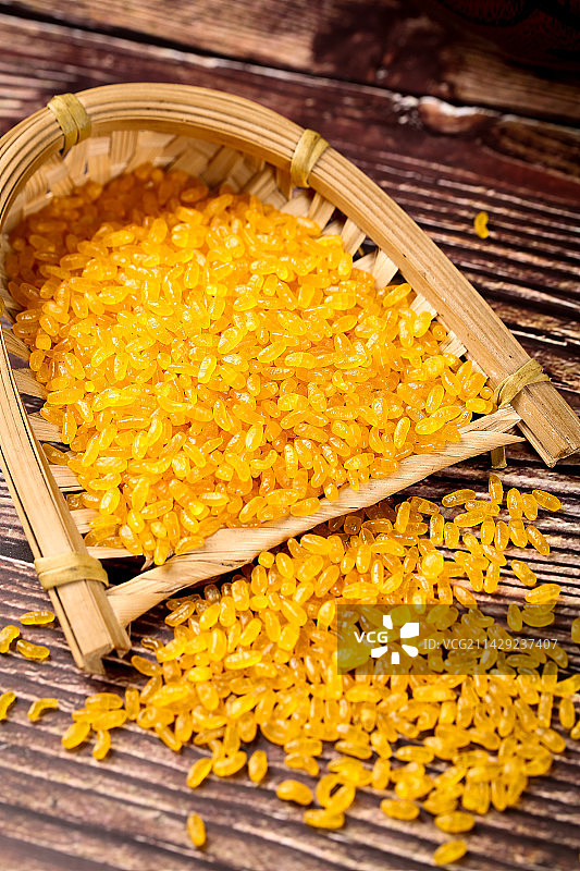 木底上放着黄金大米图片素材
