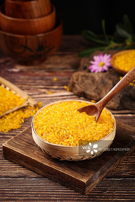 勺子舀着东北黄金米图片素材