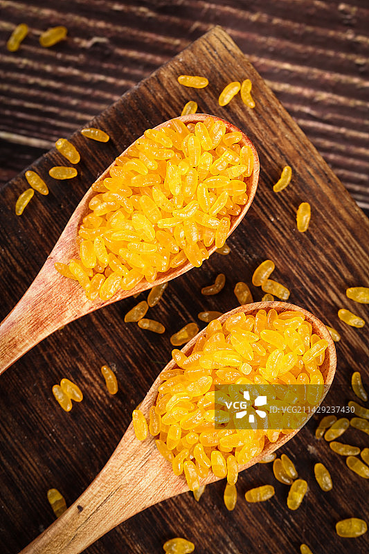 勺子舀着东北黄金米图片素材