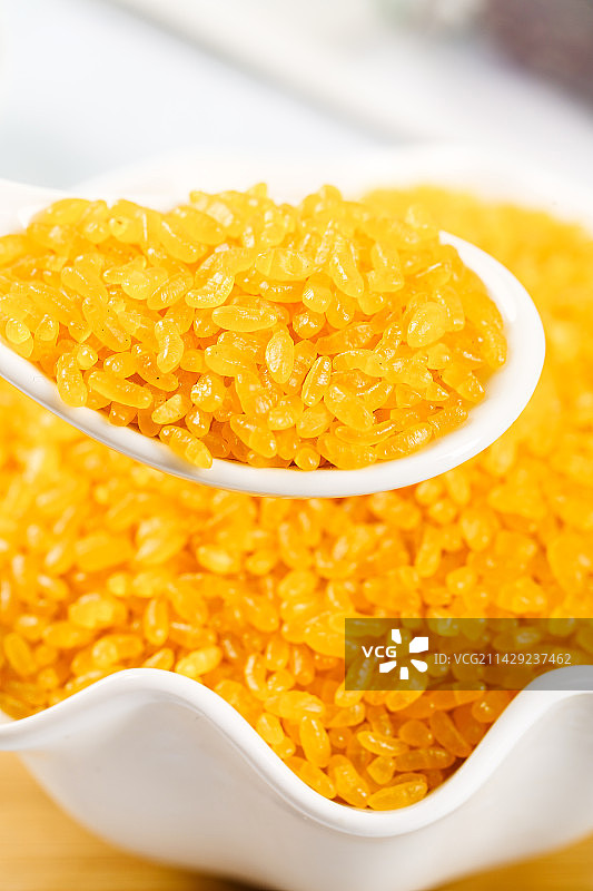 勺子舀着黄金米图片素材