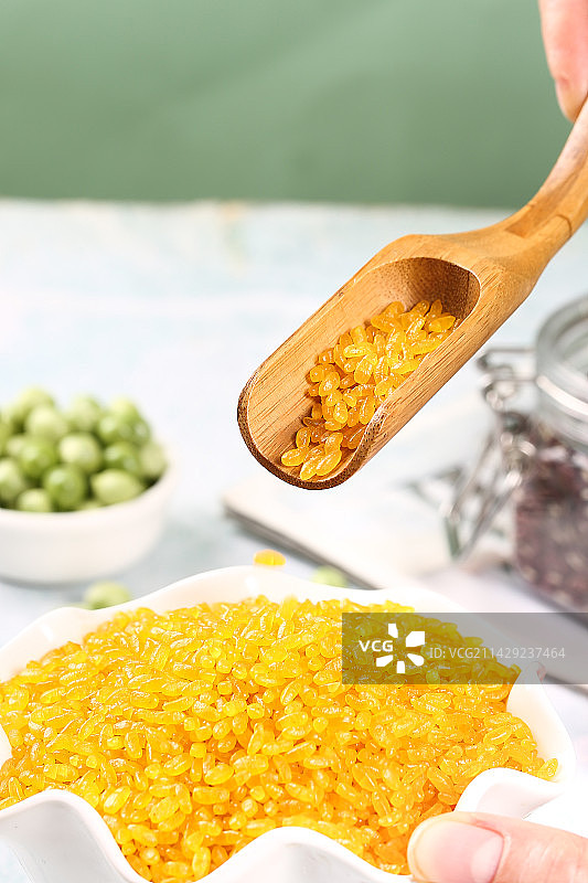 勺子舀着黄金米图片素材
