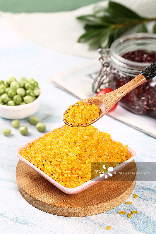 勺子舀着东北黄金米图片素材