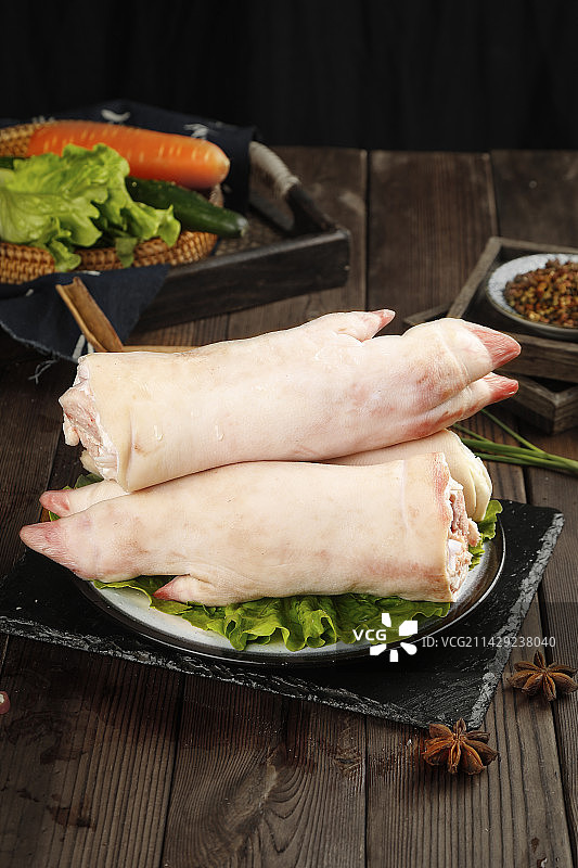 木底上放着一盘土猪蹄图片素材