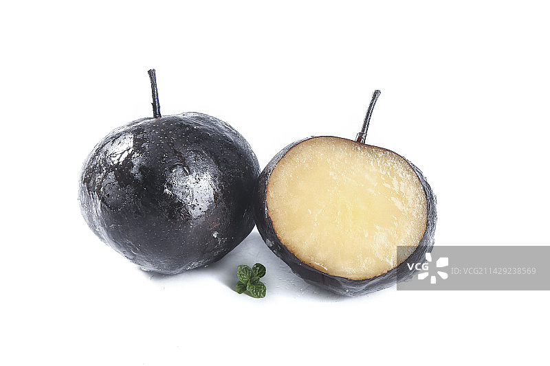 白底上放着两个黑冻梨图片素材