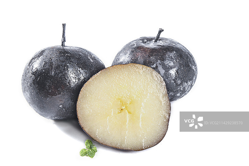 白底上放着三个冻梨图片素材