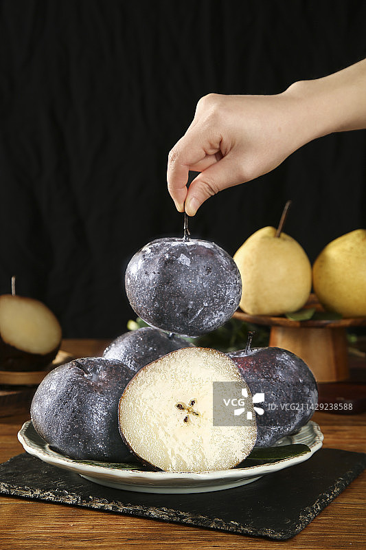 手拿着东北冻梨图片素材