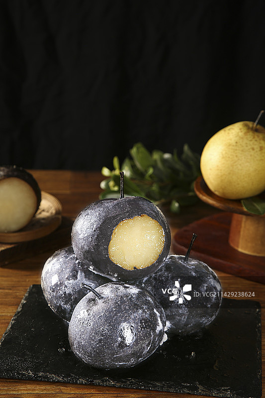 黑石板上放着一堆黑冻梨图片素材