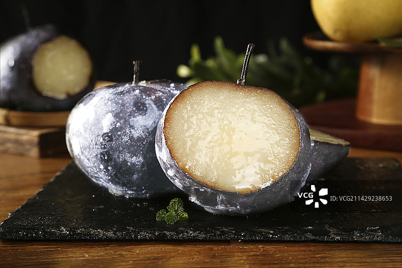 黑石板上放着冻梨图片素材