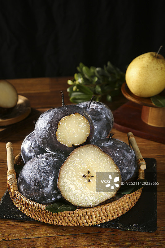 木底上放着一篮冻梨图片素材