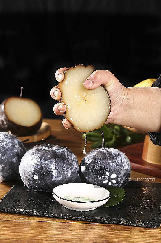 手里爆汁的冻梨图片素材