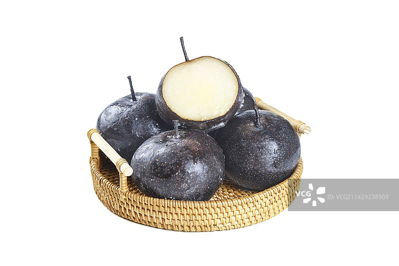 白底上放着一篮黑冻梨图片素材