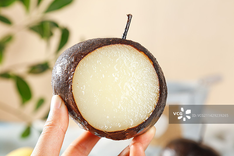 手里拿着东北冻梨图片素材