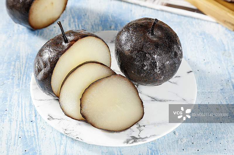 浅蓝色底上放了盘冻梨图片素材