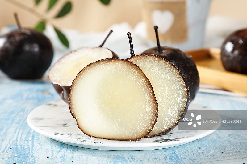 浅蓝色底上放了盘新鲜冻梨图片素材