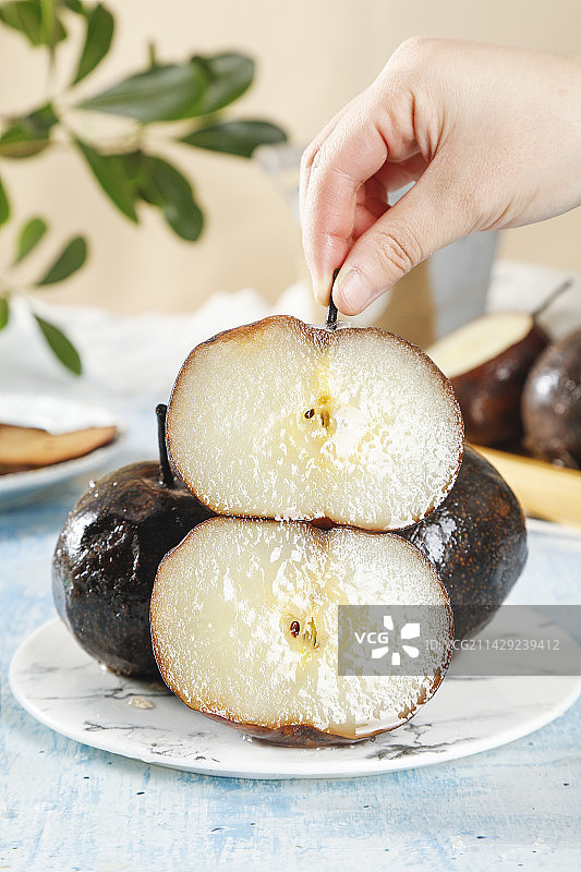 盘里放着黑冻梨图片素材