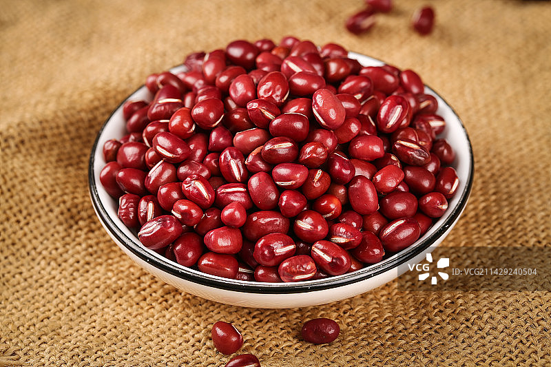 碟子里装着东北红小豆图片素材