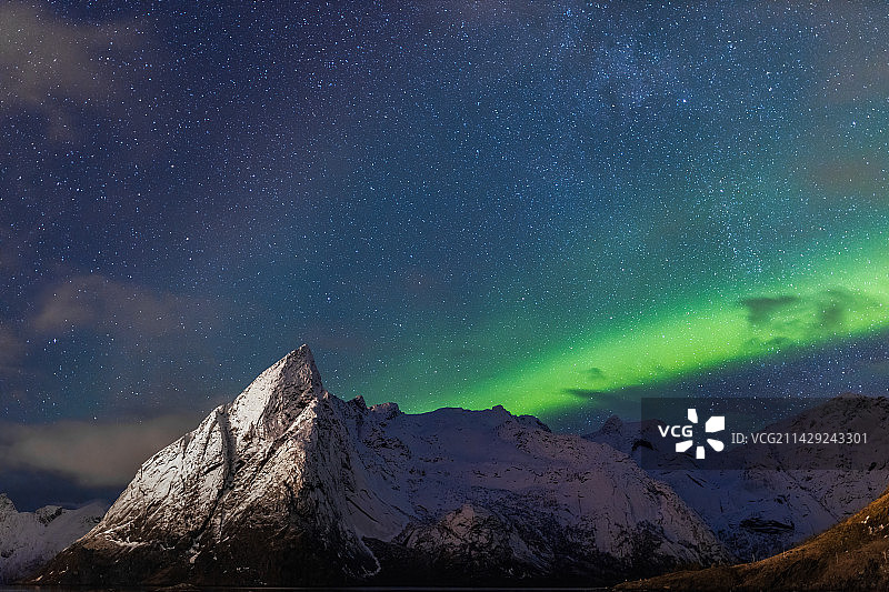 夜空下白雪皑皑的群山景色图片素材