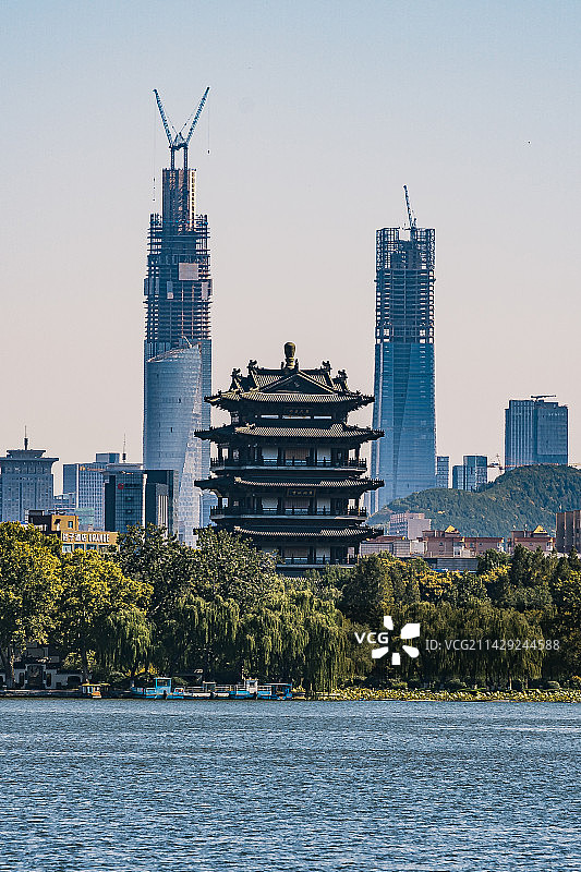 大明湖边的古今建筑图片素材