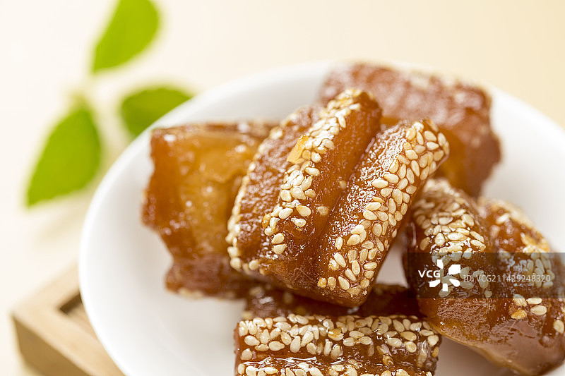 传统小吃蜜三刀摆放在桌面上特写图片素材