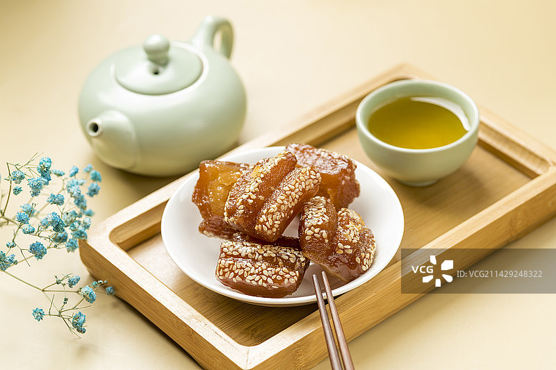 传统小吃蜜三刀摆放在桌面上特写图片素材